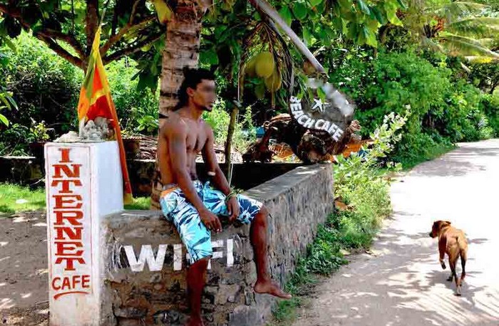 beach-boy-sri-lanka-securite