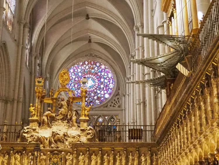 interieur-de-la-cathedrale-de-tolede-avec-guide-francais