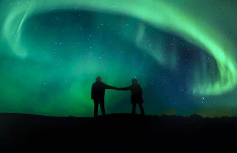 chasse-aux-aurores-boreales-traineau-a-chein