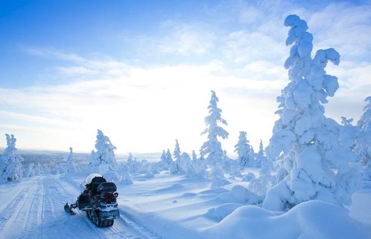 decouverte-lac-foret-motoneige