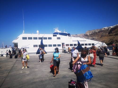 rejoindre-Santorin-en-ferry-ou-avion